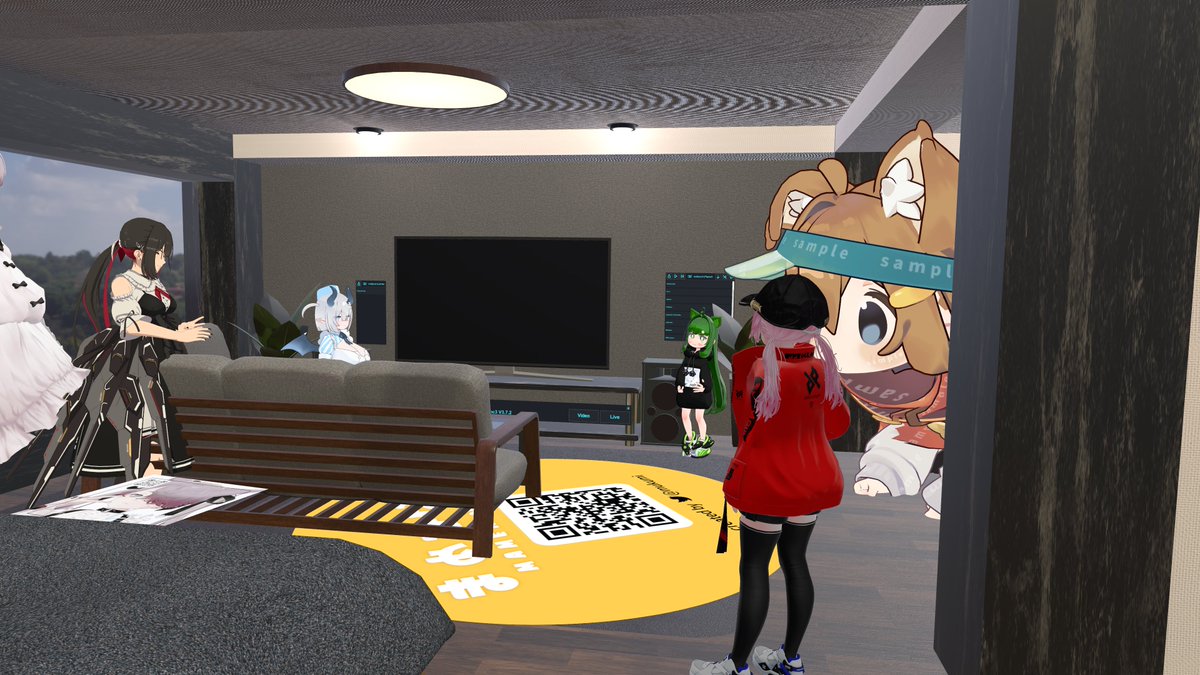 akamiya00's tweet photo. VRChat日記　2026.07.29（水）

①LeafsLibraryへ行く

■オクラのラップとアゼルバイジャンのギャグを披露する営業部長

■村上春樹作品の登場人物に好感を持てたことがないという話
周りの人はそうでもないという立場だったので、俺があんまり村上作品を読んでないからそういう結論になってしまっているっぽいですね。

■『イスラーム思想史大全』
https://t.co/07D2WUU0T5

■「あかみやのいるところは難しい話をしている印象があるから気軽に行きづらい」
また言われちまったよ

■相談業の事情のあれこれ
男女関係の相談の際、相談業をする人が代わりにメッセージのやり取りを代行していい感じに持っていても、相談者本人に後を任せるとあっけなくおじゃんになることがあるらしい。
そりゃそうだよな。それは当人の力で切り拓いたことではないのだもの。

相談者に感情移入しないことが仕事を続けるコツだと言っていた。
薬剤師や駅係員を勤める際の心構えと同じだね。

ーーーーーーーーーーーーーーーーーーーーーーーーー

②フレオンへ行く

熊本地震の話。
最近地震が多くて怖くなっちゃう。