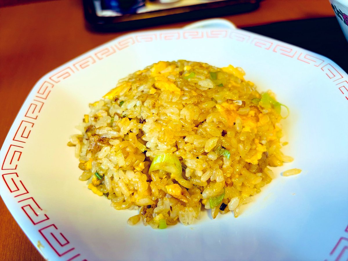 MR_llGarcons's tweet photo. めっちゃ🥵けど…
昔ながらの中華を

醤油はほんのりと酸味が癖になりそうな美味さ🤤
分厚く美味いチャーシューはチャーハンに載っけ
ほろ〜り😋

スープ啜りなが〜らのチャーハン至福☺️

幸楽 大崎
半チャンラーメン https://t.co/xeSuzOiW3z