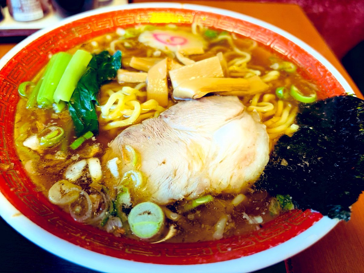 MR_llGarcons's tweet photo. めっちゃ🥵けど…
昔ながらの中華を

醤油はほんのりと酸味が癖になりそうな美味さ🤤
分厚く美味いチャーシューはチャーハンに載っけ
ほろ〜り😋

スープ啜りなが〜らのチャーハン至福☺️

幸楽 大崎
半チャンラーメン https://t.co/xeSuzOiW3z