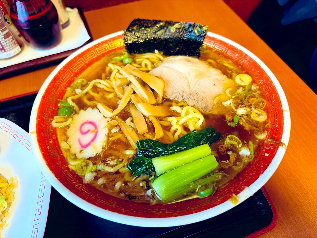 MR_llGarcons's tweet photo. めっちゃ🥵けど…
昔ながらの中華を

醤油はほんのりと酸味が癖になりそうな美味さ🤤
分厚く美味いチャーシューはチャーハンに載っけ
ほろ〜り😋

スープ啜りなが〜らのチャーハン至福☺️

幸楽 大崎
半チャンラーメン https://t.co/xeSuzOiW3z