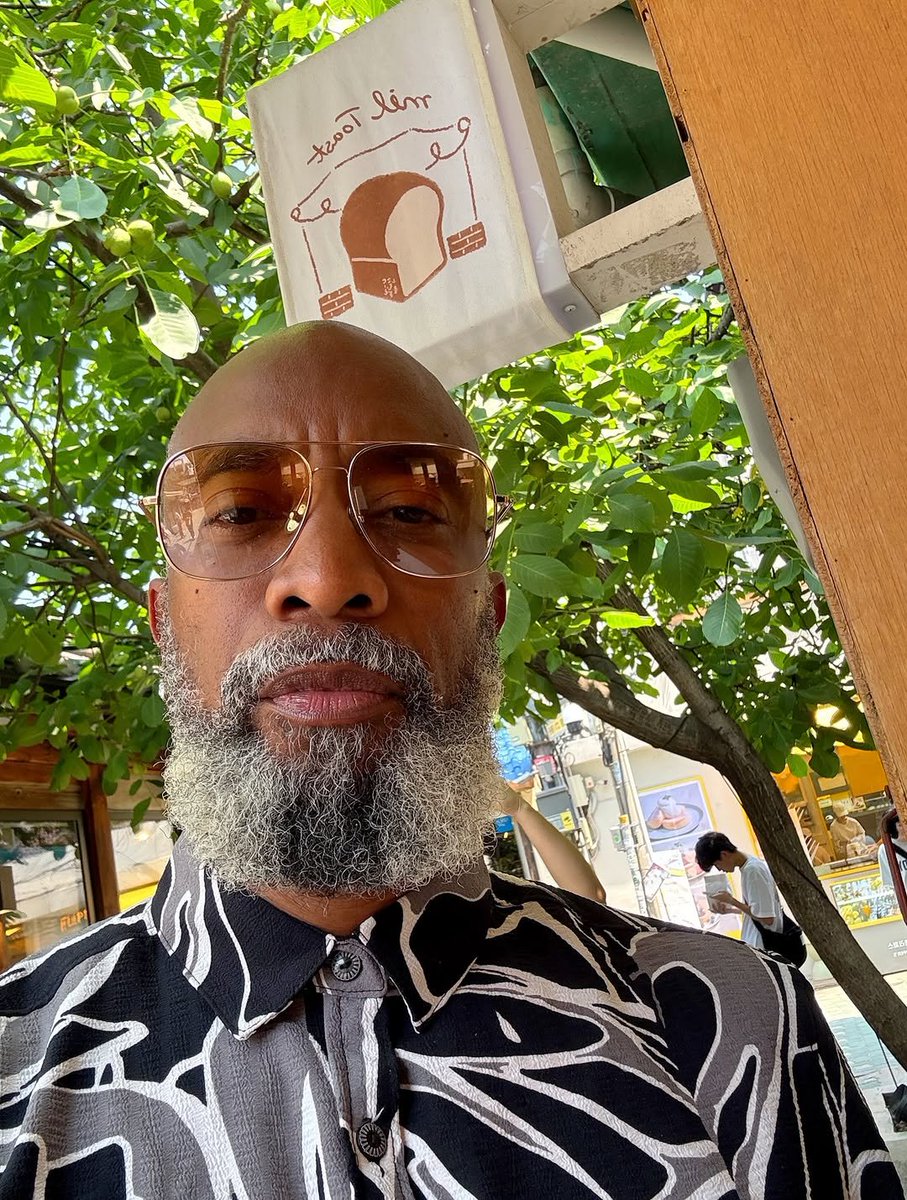 1rnestKaplan's tweet photo. Selfie (w/1 styled pic) dump from my Seoul, Korea trip. Loved every minute. Cherish the Day and appreciate the journey. 🇰🇷😮‍💨🔥🦊

#selﬁe #korea #seoul #travel #thedopeprofessor https://t.co/zQ6yGnOJsA