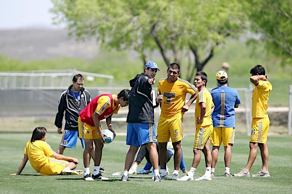 SancadillaNorte's tweet photo. De #LosArchivosDeSanca cuando Turru tuvo un interinato de dos días en el 2010 cuando Guzmán se fue y regresó como DT de Tigres. https://t.co/6gAPGvxIxl