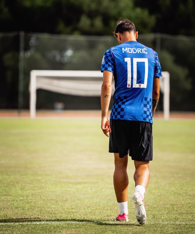 MadridXtra's tweet photo. Bruno Fernandes in a Modrić shirt. 🤍💙 https://t.co/MHxxIiX7Id