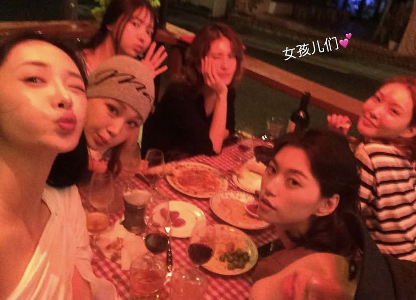 ioibase's tweet photo. Jieqiong shares a new Instagram Story featuring her fellow I.O.I members. https://t.co/aWsaYdzxYj