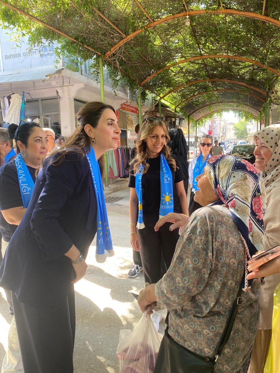 iyipartiusak64's tweet photo. İYİ Parti Kadın ve Aile Politikaları Bölge Koordinatörü Sayın Gülizar Şengül Peçen,  yöneticilerimizle birlikte Uşak İl Başkanlığımızı ziyaret ederek teşkilat mensuplarımızla bir araya geldi. 🇹🇷💙☀️ https://t.co/GALE9ttPId