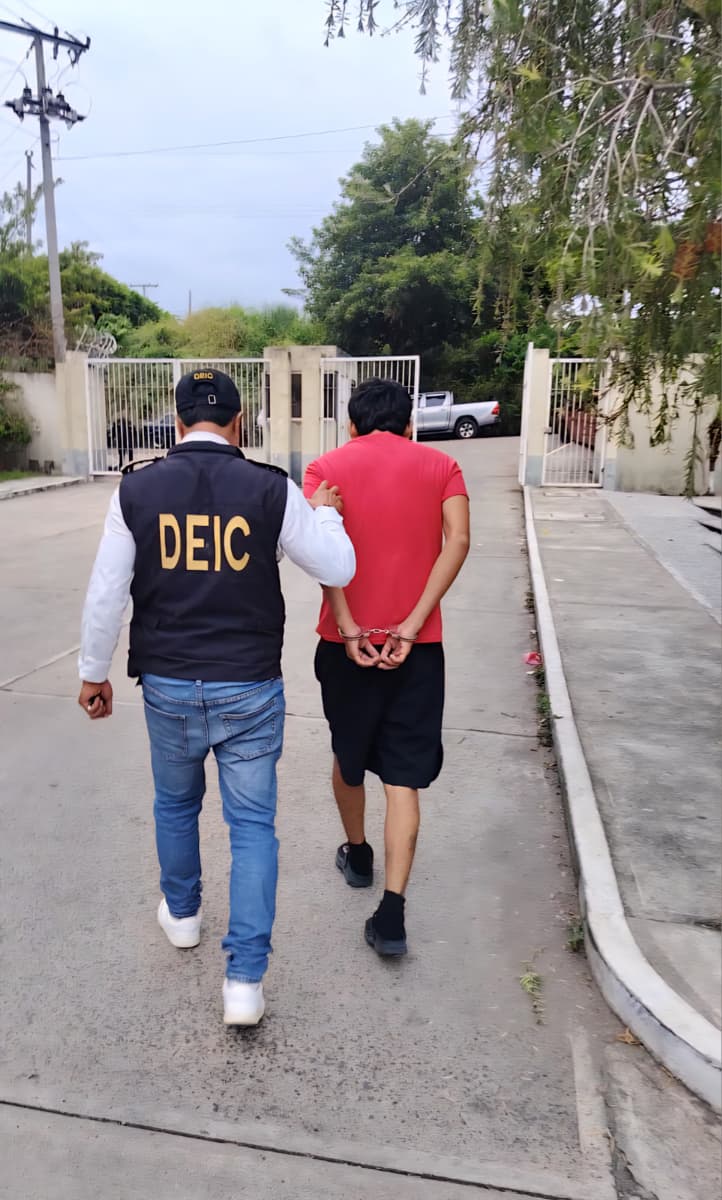 PNCdeGuatemala's tweet photo. Mientras que Alan “N” de 26 años, es capturado por investigadores de la #DEIC en la zona 1 de Coatepeque, Quetzaltenango, sindicado de violencia contra la mujer. https://t.co/I97qCy4Sig
