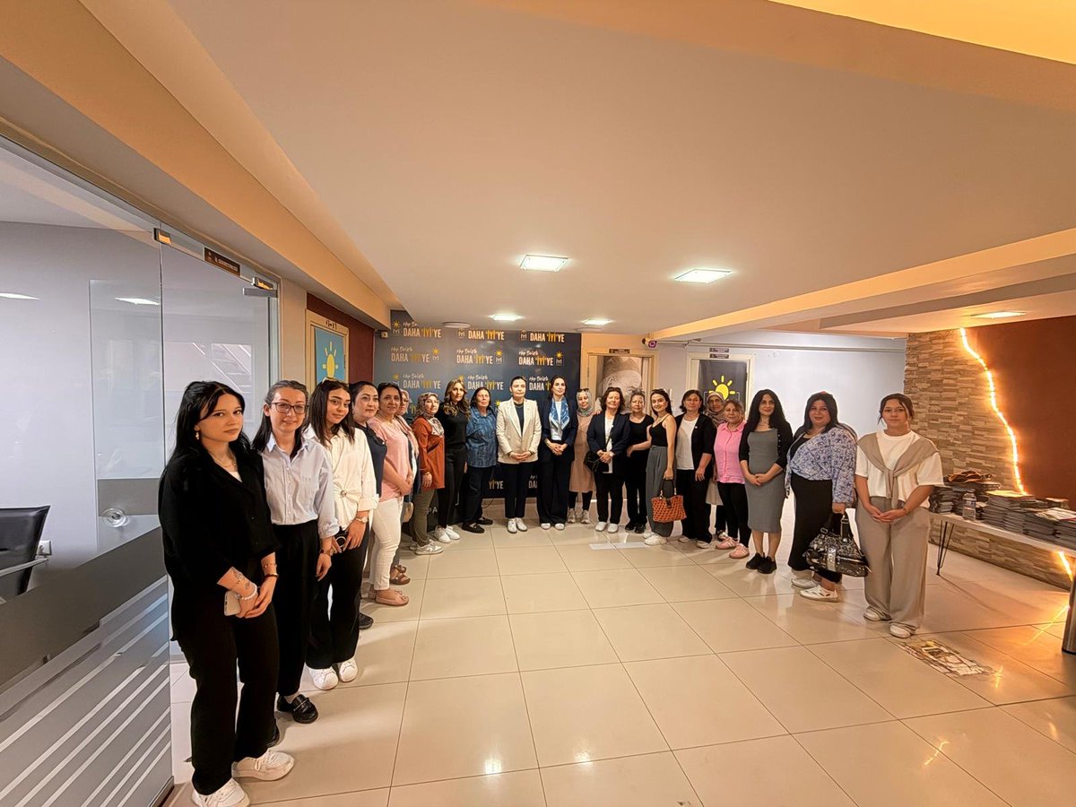 iyipartiusak64's tweet photo. İYİ Parti Kadın ve Aile Politikaları Bölge Koordinatörü Sayın Gülizar Şengül Peçen,  yöneticilerimizle birlikte Uşak İl Başkanlığımızı ziyaret ederek teşkilat mensuplarımızla bir araya geldi. 🇹🇷💙☀️ https://t.co/GALE9ttPId