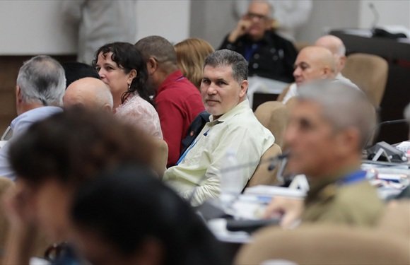AlbertoLopezcu's tweet photo. ➡️ EEUU bloquea el envío de más de 7 000 contenedores con alimentos y medicinas hacia 🇨🇺 Cuba, denuncia vice primer ministro @polivaoscar en sesión de @AsambleaCuba

https://t.co/3mANC3T7hq https://t.co/vZx17HjSlR