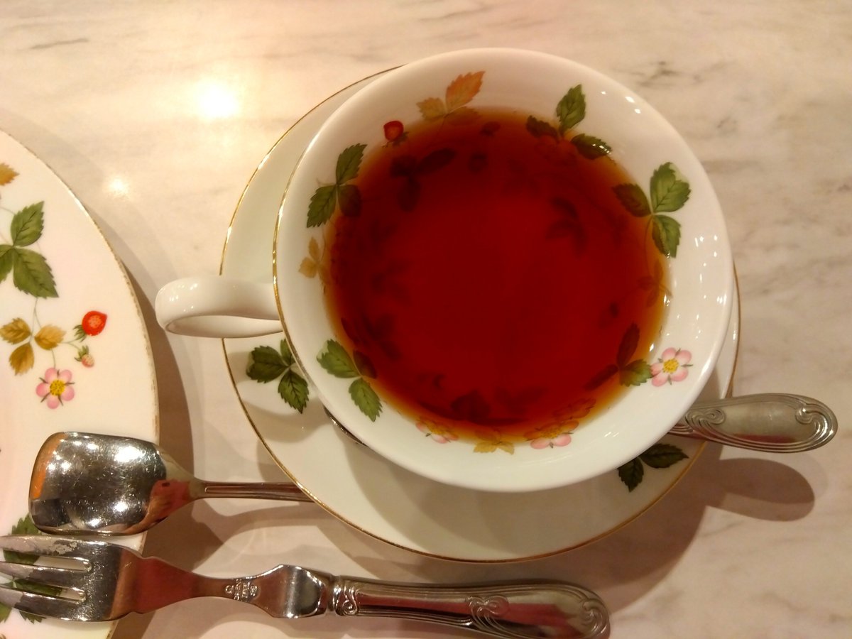 LIRETY2's tweet photo. 紅茶と桃ケーキ、美味しかったです☺️🍀 https://t.co/SFrMOYPD7A