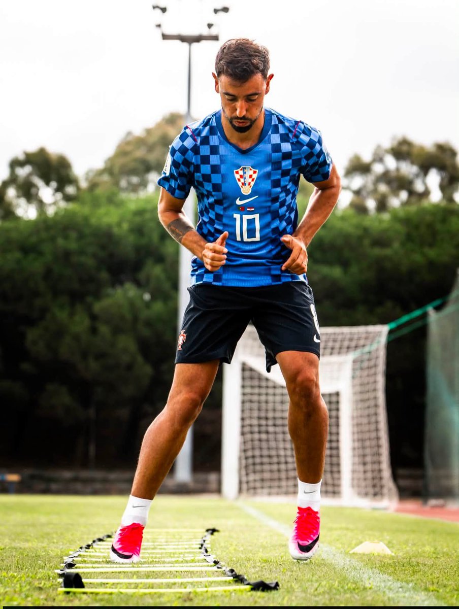 laxno_sap's tweet photo. 📸 - Bruno Fernandes repping Luka Modric ❤️ https://t.co/ZDa7gH76rn