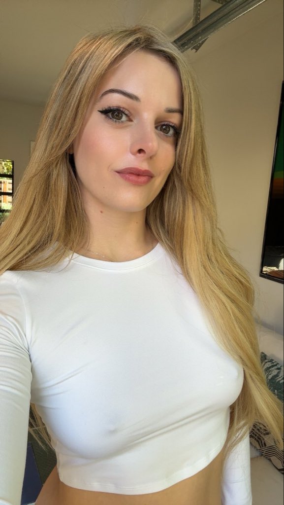 Briellefloraera's tweet photo. Be honest, am I too flat for you? 🍒 https://t.co/xxRhYCo9rd