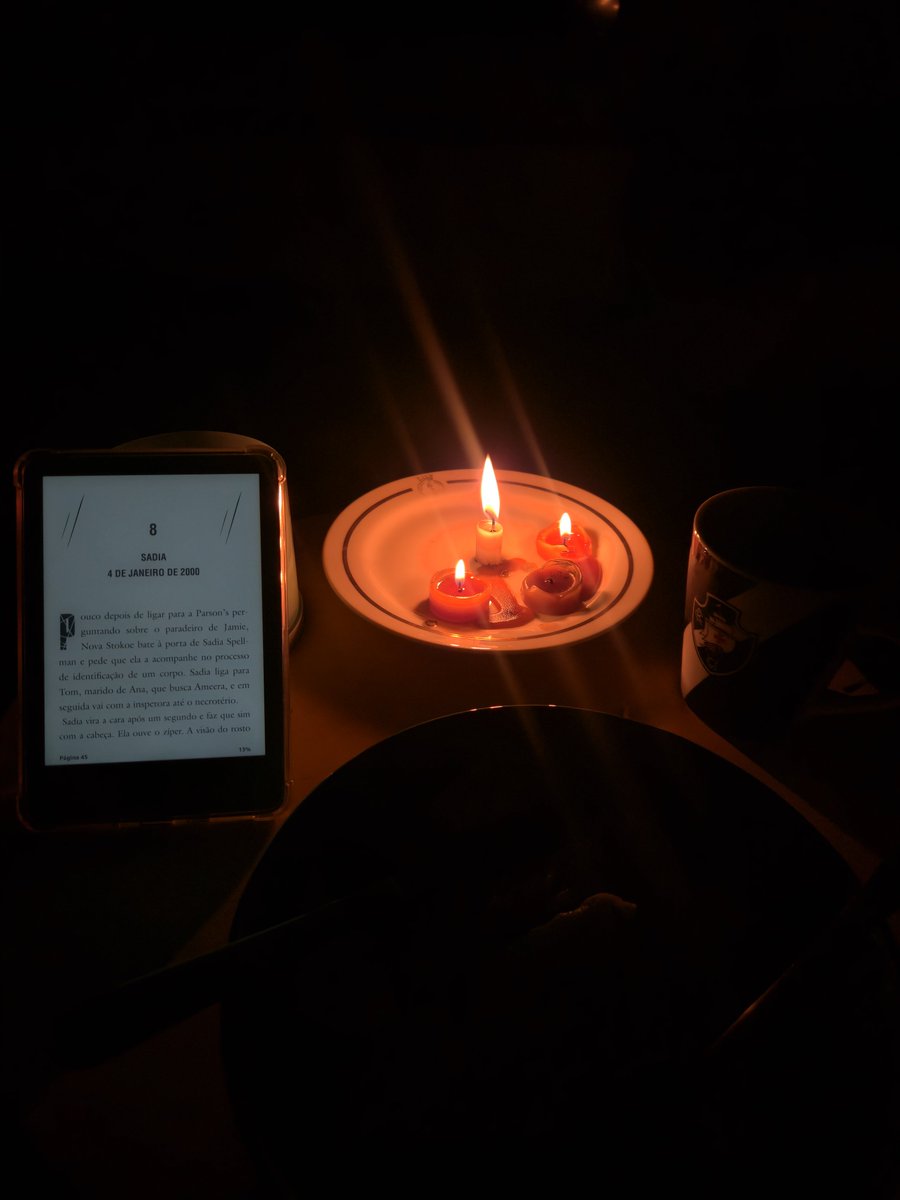 saladacohen's tweet photo. atualização: minha bateria do celular ta pra acabar e minhas velas tão morrendo
MAS o kindle segue vivo e eu to #lendo https://t.co/YPkPM3dpZq