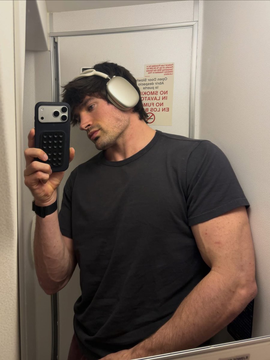 MandyStansl9tx's tweet photo. Gray hair. Extra weight. Relentless mindset. 💪 https://t.co/XTR3wqpnUq