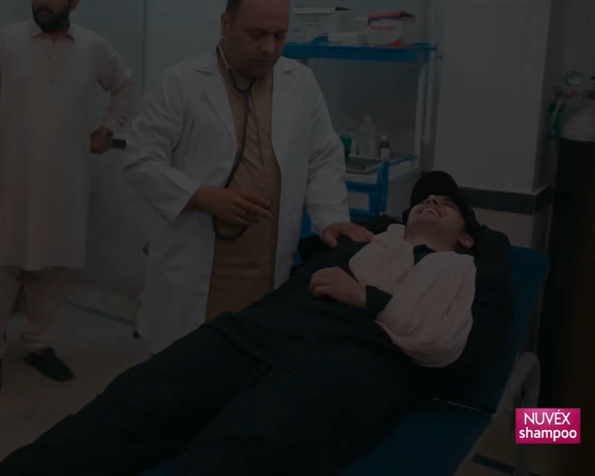 errorgirlie's tweet photo. I mean what was that sarbuland? 😭
Laughing while dying? 💀
Ig zanjeerain editors have beef with him🤣

#zanjeerain https://t.co/hPfahGqzTu