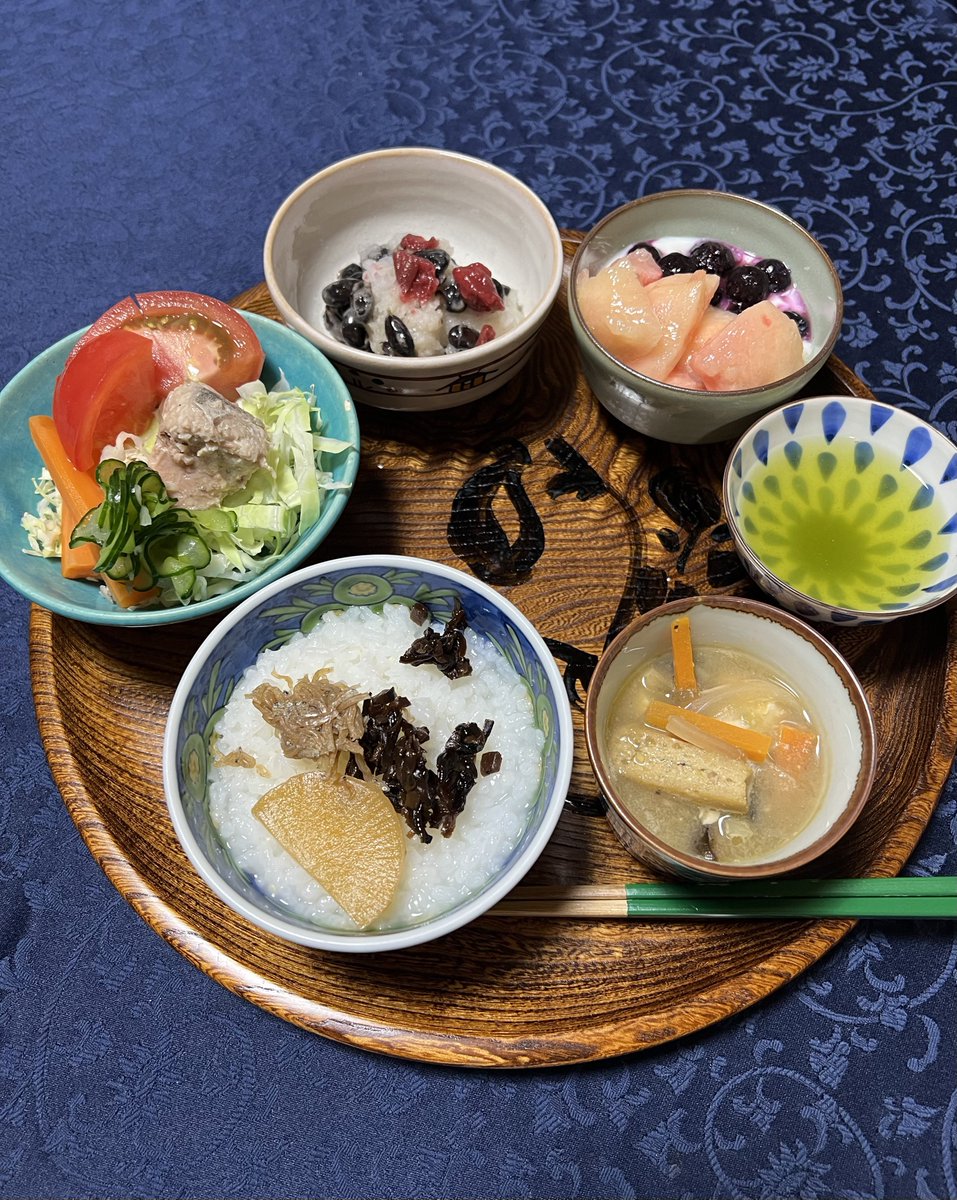 koian2023's tweet photo. 🇯🇵おはようございます✨
今朝は湿度が高いものの、#涼風 が心地よく感じられます。
地面の色を見ると水やりは必要なさそうでしたが、ひととおり水やりを。
菊の蕾、しっかりと。
今日と明日で、いよいよ八月を迎えます。
皆さま、どうぞ良い一日を✨
#CoolBreeze #EndOfTheMonth https://t.co/Ixcg0q9Zjk