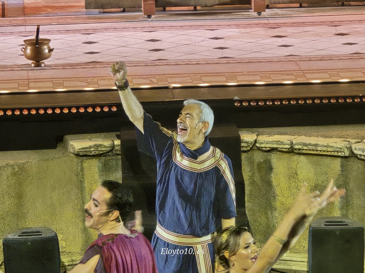 FUTBOLEANDOFM's tweet photo. Triunfal y desternillante, la Comedia de la olla, 5° Estreno de la 72° Edición del @Festival_Merida, con 397 ocasiones de risas y 20 de aplausos y un aplauso final de 2'40". Enhorabuena @carlos_sobera , @JCimarro , @_PENTACION_ desde @FUTBOLEANDOFM . Público muy satisfecho https://t.co/itW3elgL6h