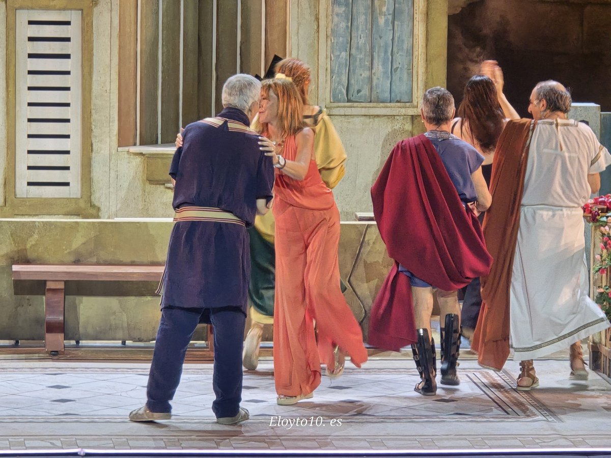 FUTBOLEANDOFM's tweet photo. Triunfal y desternillante, la Comedia de la olla, 5° Estreno de la 72° Edición del @Festival_Merida, con 397 ocasiones de risas y 20 de aplausos y un aplauso final de 2'40". Enhorabuena @carlos_sobera , @JCimarro , @_PENTACION_ desde @FUTBOLEANDOFM . Público muy satisfecho https://t.co/itW3elgL6h