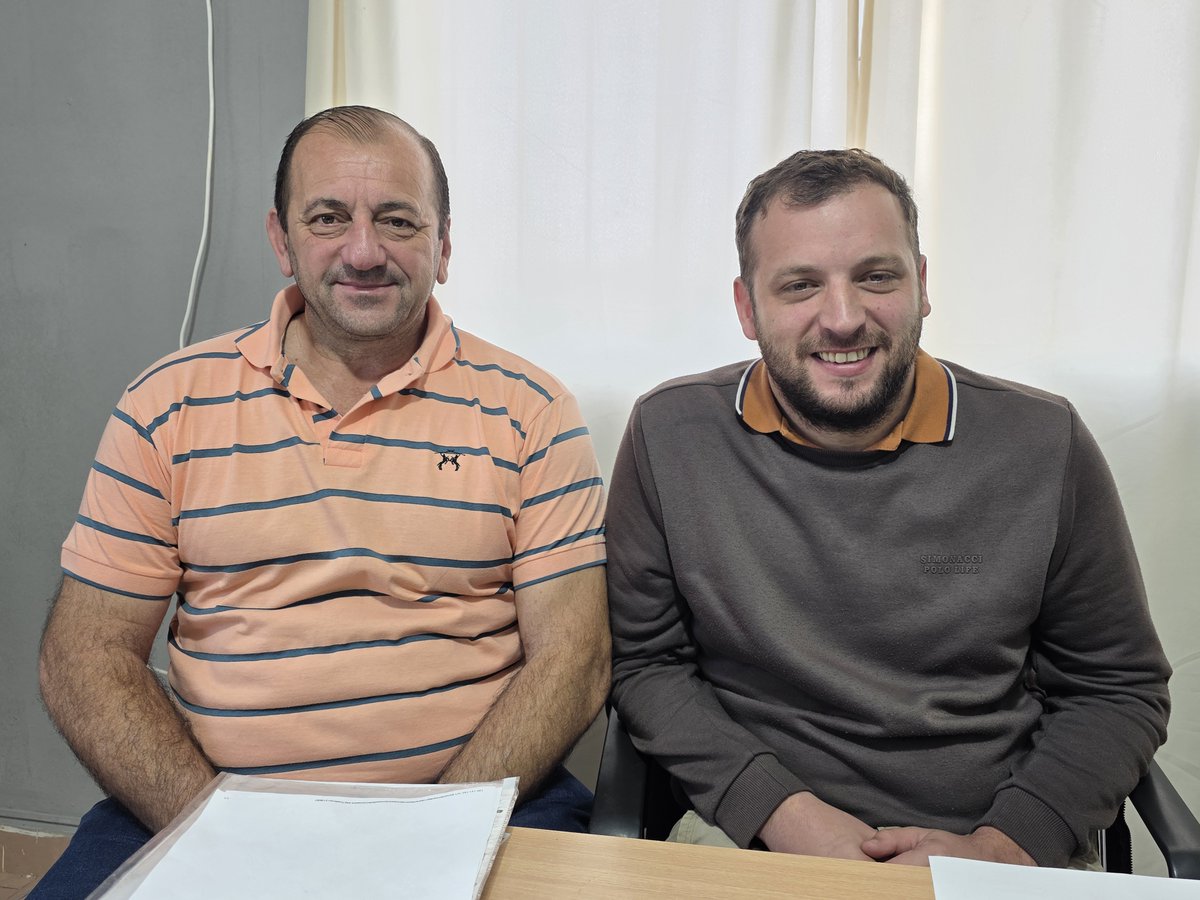 MuniChivilcoy's tweet photo. 💡 Más planificación, más respuestas para los vecinos.

El área de Electrotecnia mantiene los reclamos prácticamente al día gracias a la reorganización del trabajo y al compromiso de sus equipos. 👷‍♂️⚡

✅ Tres cuadrillas recorren la ciudad para atender reclamos y detectar preventivamente luminarias apagadas.

🚧 Continúan las tareas de mantenimiento y pintura de columnas de alumbrado.

🤝 Además, trabajan de manera articulada con EDEN para agilizar la resolución de inconvenientes.

💬 Recordamos a los vecinos la importancia de realizar los reclamos a través de los canales oficiales: pagina web https://t.co/9CEtSmZFnI o el  WhatsApp 2346-643636.

📍Además, desde el 1 de agosto comenzará la colocación de nuevas columnas de alumbrado en los sectores donde aún faltan, mientras avanza la incorporación de nuevos contenedores de residuos.

👏 También destacamos el compromiso de los trabajadores municipales y el trabajo conjunto con la Escuela Técnica Nº 1.

https://t.co/d1DKkrGFjs
