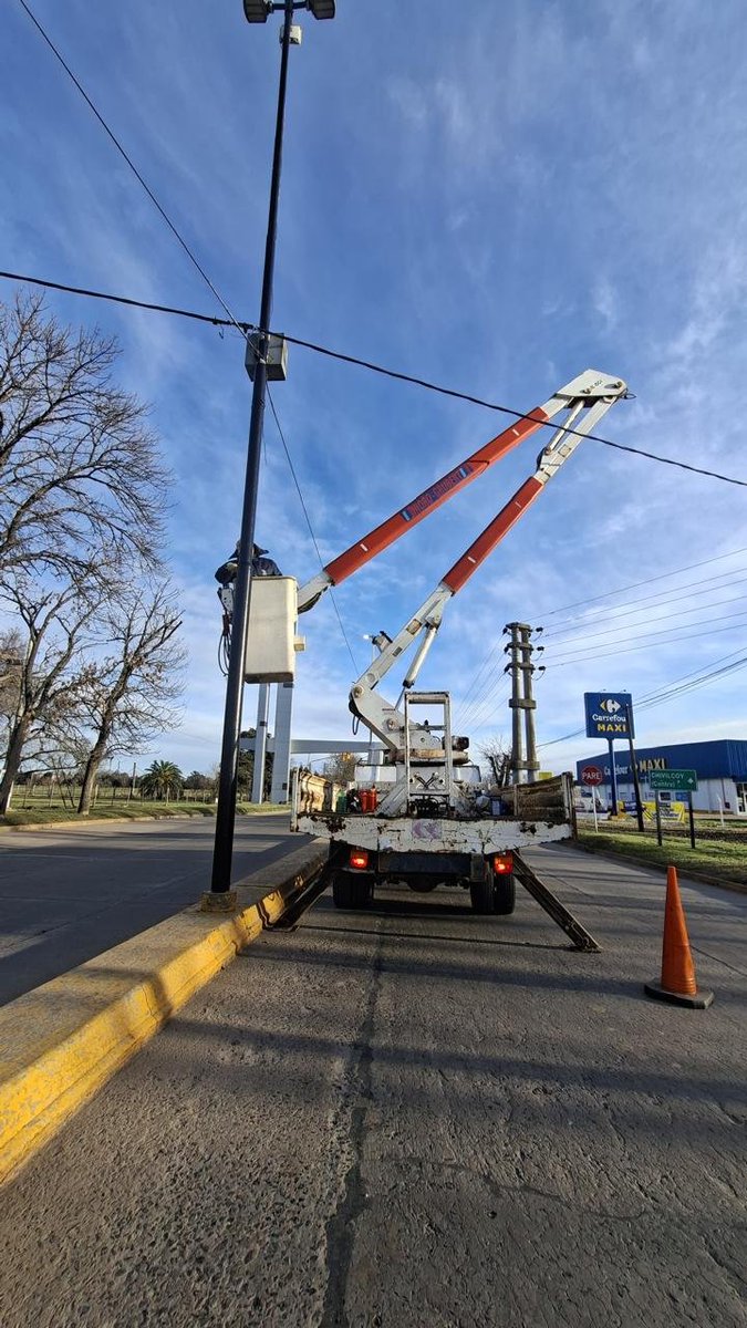 MuniChivilcoy's tweet photo. 💡 Más planificación, más respuestas para los vecinos.

El área de Electrotecnia mantiene los reclamos prácticamente al día gracias a la reorganización del trabajo y al compromiso de sus equipos. 👷‍♂️⚡

✅ Tres cuadrillas recorren la ciudad para atender reclamos y detectar preventivamente luminarias apagadas.

🚧 Continúan las tareas de mantenimiento y pintura de columnas de alumbrado.

🤝 Además, trabajan de manera articulada con EDEN para agilizar la resolución de inconvenientes.

💬 Recordamos a los vecinos la importancia de realizar los reclamos a través de los canales oficiales: pagina web https://t.co/9CEtSmZFnI o el  WhatsApp 2346-643636.

📍Además, desde el 1 de agosto comenzará la colocación de nuevas columnas de alumbrado en los sectores donde aún faltan, mientras avanza la incorporación de nuevos contenedores de residuos.

👏 También destacamos el compromiso de los trabajadores municipales y el trabajo conjunto con la Escuela Técnica Nº 1.

https://t.co/d1DKkrGFjs
