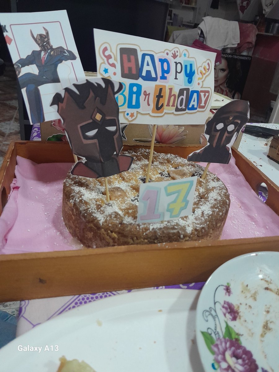 UsualGirly28's tweet photo. Realmente estuve super deprimida este mes por varios temas personales. Hoy es mi cumple y estaba sin ganas de nada y cayeron mis amigas con esta super sorpresa. Me siento feliz de la gente q me rodea😭😭 https://t.co/nHann1FoZD
