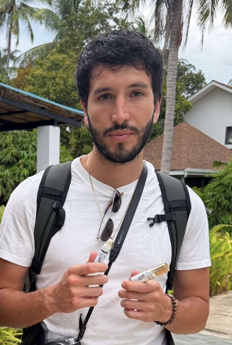 nyesy02's tweet photo. Amo que el se ve tan renovado, esas vacaciones le asento bien ✨🌱 
•@SebastianYatra ❤️‍🩹 

Foto del post: andreasanunciation https://t.co/ubV3tQq86b