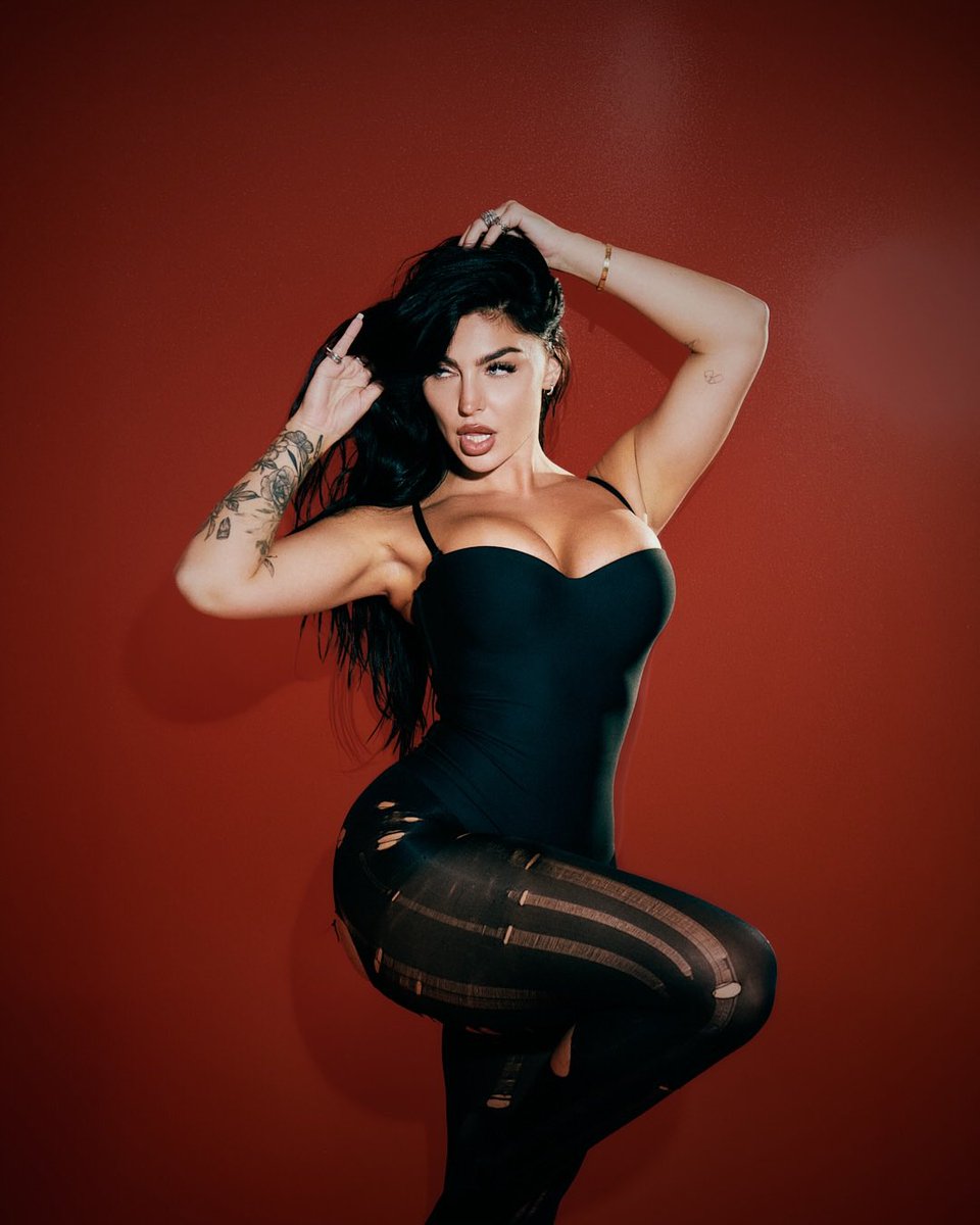 Emilyrinaudos's tweet photo. The pictures you’d see in the dictionary next to “Femme Fatale 📸 https://t.co/QgyEVQIhBC