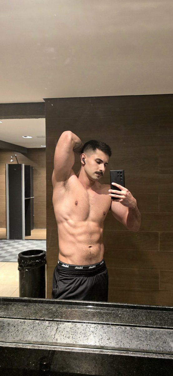 brunobelusi's tweet photo. Conheci um boyzinho todo perfeitinho q queria me conhecer com intenções amorosas..
Perguntei se ele sabia com oq eu trabalhava (OF e Privacy), ele falou que não..
Aí revelei a informação..
Mas ele além de falar que era suave com isso, ainda falou que gravaria as minhas cenas com outros criadores.
Viva o amor e a comunidade gay desconstruída!!!