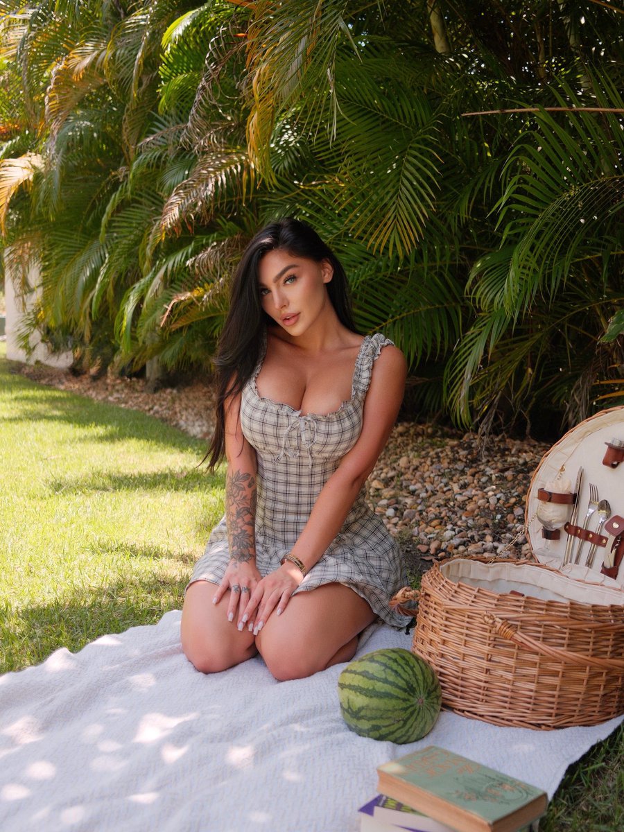 Emilyrinaudos's tweet photo. Meet me in the Magic Garden 🧺🍃 https://t.co/yhrcpJHE3L