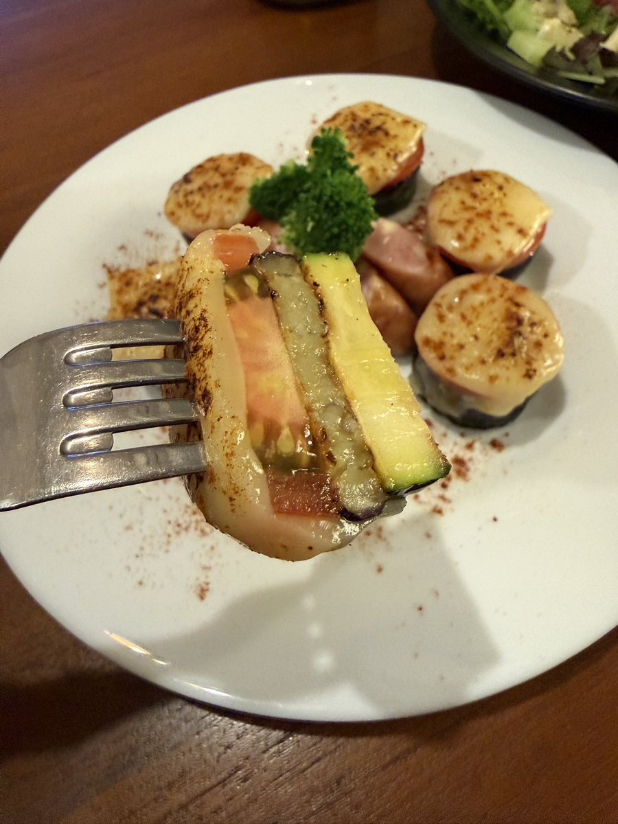 Kitchen_Molo's tweet photo. 暑くて食欲湧かないので
夏野菜でサッパリと👍
ズッキーニ、ナス、トマト、
ラクレットチーズ😉

＃夏野菜 https://t.co/7m0plS9qrH