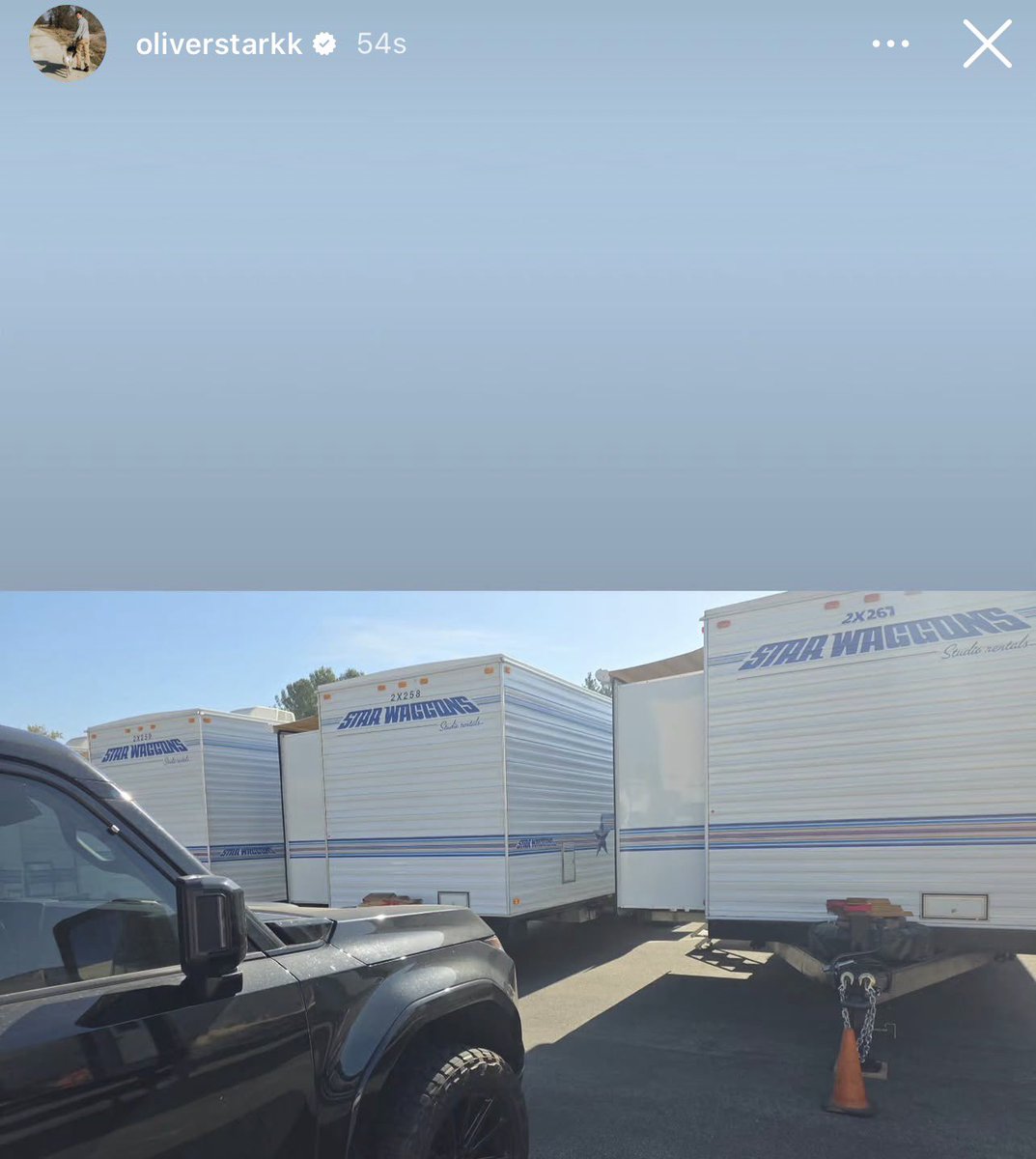 ravibuckleydiaz's tweet photo. OLIVER IS OFFICIALLY ON SET FOR SEASON 10 OMG WE’RE GONNA GET THE HAIRCUT REVEAL SOON. https://t.co/kK1PdrN2ox