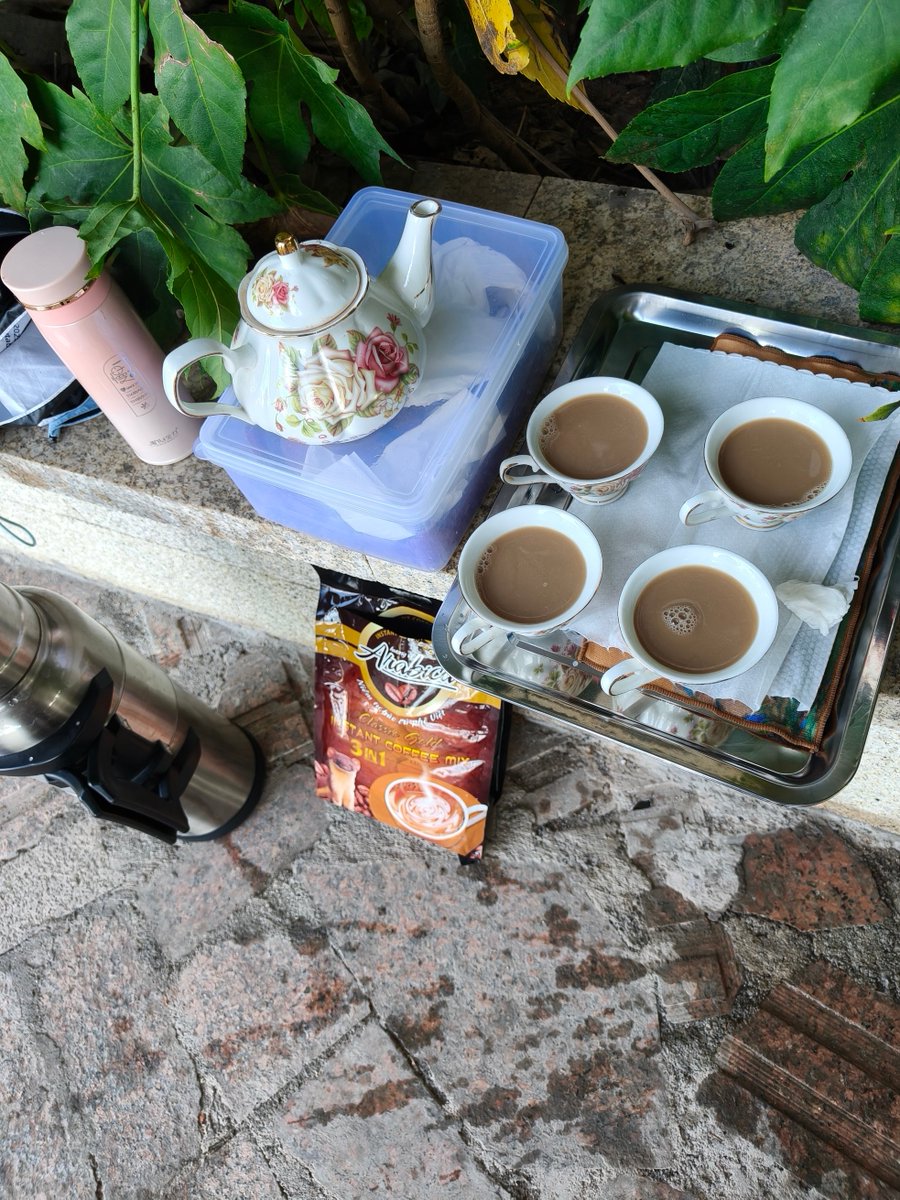 gimgyuin6's tweet photo. 刚擦完餐桌，阳光斜斜铺在光洁的桌面上，连细碎的灰尘都变成了温暖的小光斑～ https://t.co/5DhjAu8jKF