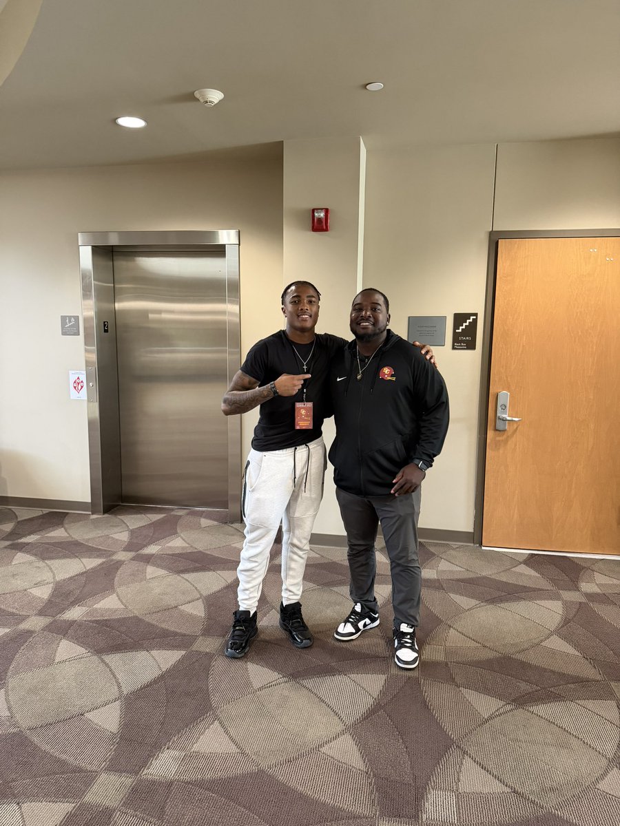 ZikerionM20's tweet photo. blessed to receive an unofficial visit to #simpsoncollege it was great getting to experience this great environment and talking to coaches. thank you @CoachBarnes21 @CoachARoberts @ReedHoskins excited to get back up for a game day visit!! https://t.co/i0bC9X5AT6