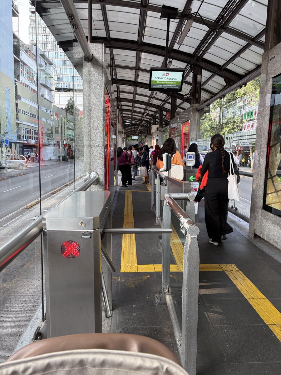 samaralugp's tweet photo. No puedo pasar no hay nadie en la estación metrobús sonora llevo aquí 15 minutos y llevo a mi bebé @MetrobusCDMX https://t.co/S0o7FMprKX