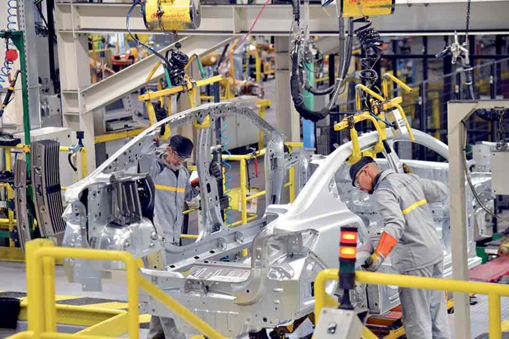 MoroccoIntel's tweet photo. 🇲🇦| Le discours du Roi Mohammed VI 🇲🇦 a accordé une attention particulière à l'industrie et au secteur AUTOMOBILE et AÉRONAUTIQUE en rappelant que le Maroc est devenu « le PREMIER exportateur automobile en Afrique 🌍, avec une capacité de production annuelle d'environ un MILLIONS de véhicules ».

Pour bien illustrer l'importance stratégique des industries automobile et aéronautique, le Roi Mohammed VI a insisté qu'elles représentent désormais « 40 % du total des exportations du Maroc 🇲🇦 ».