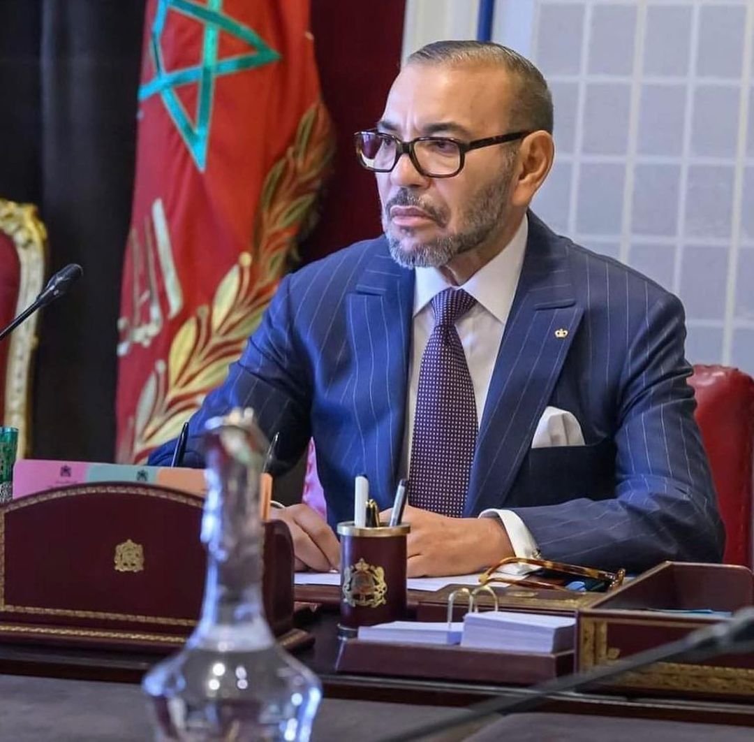MoroccoIntel's tweet photo. 🇲🇦| Le discours du Roi Mohammed VI 🇲🇦 a accordé une attention particulière à l'industrie et au secteur AUTOMOBILE et AÉRONAUTIQUE en rappelant que le Maroc est devenu « le PREMIER exportateur automobile en Afrique 🌍, avec une capacité de production annuelle d'environ un MILLIONS de véhicules ».

Pour bien illustrer l'importance stratégique des industries automobile et aéronautique, le Roi Mohammed VI a insisté qu'elles représentent désormais « 40 % du total des exportations du Maroc 🇲🇦 ».