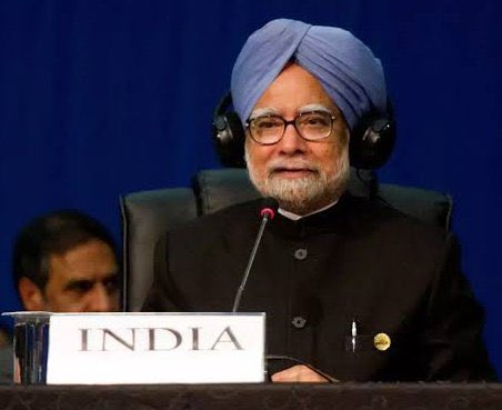 Amockx2022's tweet photo. Define hypocrisy 🚨

👉 People who tweeted against Dr Manmohan Singh during IAC movement 

Akshay Kumar 
Juhie Chawla
Amithabh Bachchan 
Anupam Kher 
Manoj Joshi 
Anjana Om Kashyap 
Sudhir Chaudhary 
Baba Ramdev 

👉 People who tweeted yesterday to apologize after Dr Manmohan Singh's name getting closed in Coal scam

NONE OF THEM, ERROR 420 ❌

But as he said, history will be kinder to him