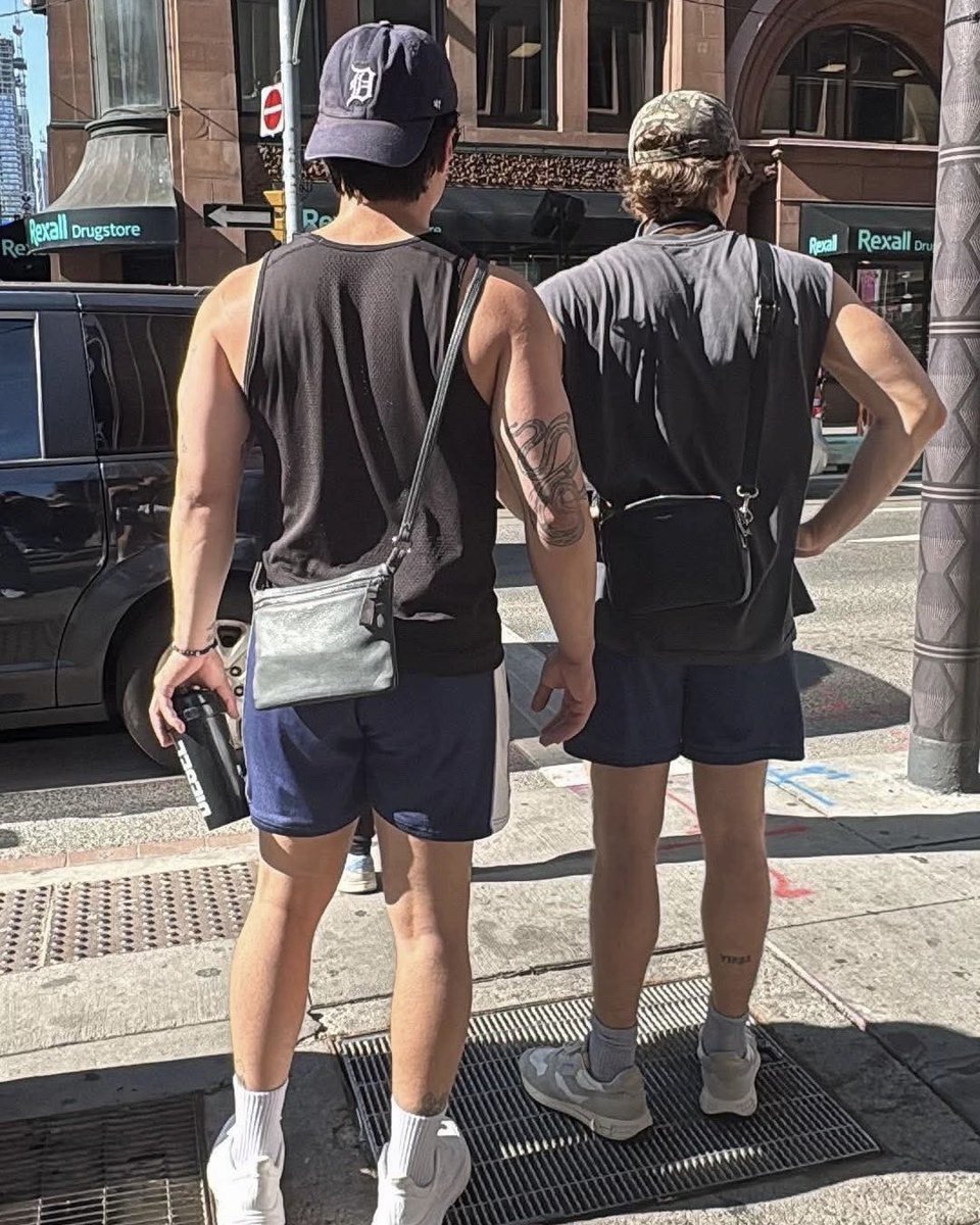 budihurdd's tweet photo. THE MATCHING OUTFITS ARE WE ACTUALLY KIDDING https://t.co/Dw80FUUooV