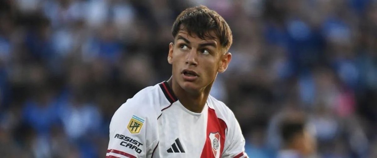 Termontiel_'s tweet photo. A este pibe lo pusieron a jugar de EXTREMO DERECHO y aún así es el mejor del equipo.

Imaginen si lo pusieran en su posición https://t.co/0jXP9bWjrv