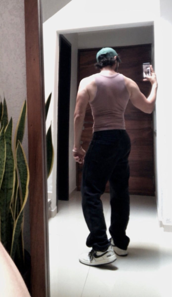 PaoloValisarii's tweet photo. back view photo https://t.co/98T9kJLNUG