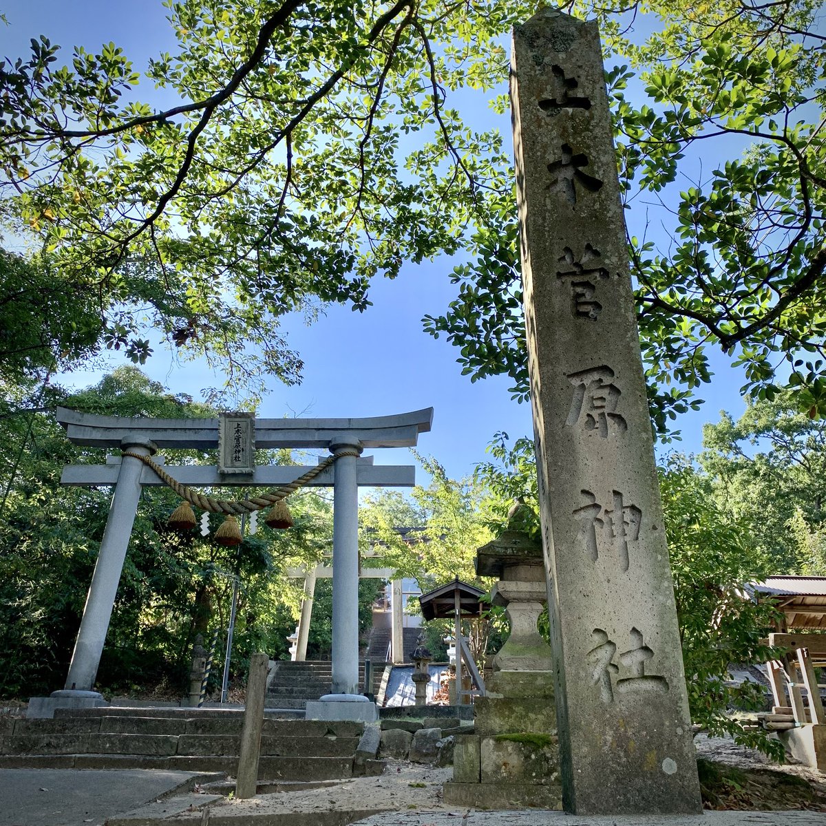 echizen_history's tweet photo. 夏の暑さと仕事の忙しさの中、田んぼも巡って神社巡りしてないなー…過去の写真見てたら2023年は暑さに負けず神社巡りしてた！笑。加賀市大聖寺上木の菅原神社。坂東武者の上木氏が治めた地。涼しくなってから行こうかな。笑。写真は2023年8月。
#加賀市 #坂東武者 #菅原神社 #神社巡り https://t.co/Gj5OmBfugv