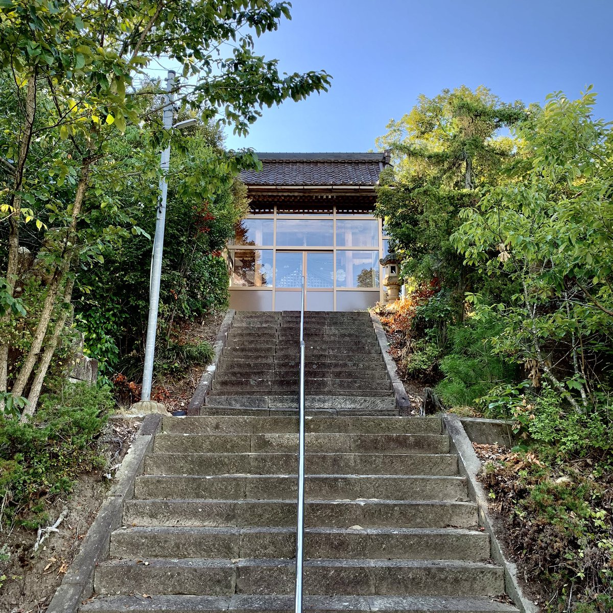 echizen_history's tweet photo. 夏の暑さと仕事の忙しさの中、田んぼも巡って神社巡りしてないなー…過去の写真見てたら2023年は暑さに負けず神社巡りしてた！笑。加賀市大聖寺上木の菅原神社。坂東武者の上木氏が治めた地。涼しくなってから行こうかな。笑。写真は2023年8月。
#加賀市 #坂東武者 #菅原神社 #神社巡り https://t.co/Gj5OmBfugv