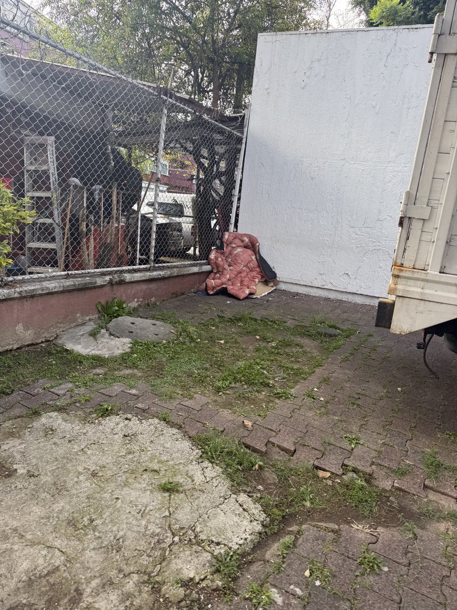 alevzz94's tweet photo. Favor de retirar esta basura a un costado de HUATABAMPO 19, col. Roma Sur, entre Toluca y Av. Cuauhtemoc @UCS_GCDMX @SSC_CDMX @AlcCuauhtemocMx @AlessandraRdlv https://t.co/OvZRMNZ8F5