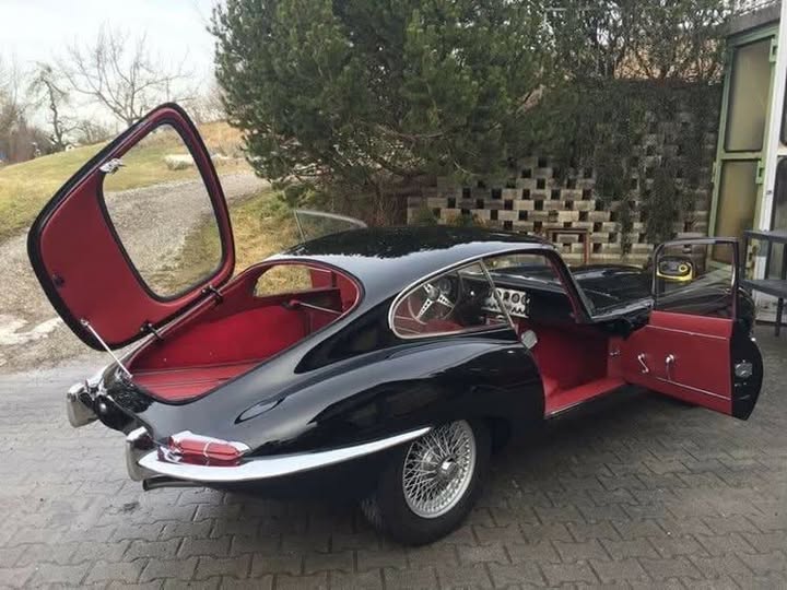 hkb73's tweet photo. Pure 1960s automotive perfection. Ready to drop the top and hit the open road. ☀️🏁 #Jaguar #EType #Roadster #VintageRides #ClassicCarCulture #IconicCars https://t.co/EMH6cvWWkm