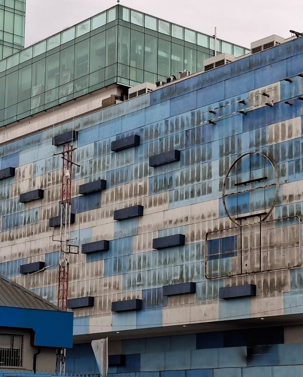 canal2chilenafm's tweet photo. Manchas de humedad, suciedad y desgaste exterior reactivaron los cuestionamientos sobre la mantención del Mall Arauco San Antonio. Canal 2 solicitó una versión oficial al recinto, pero no obtuvo respuesta hasta el cierre de esta edición. https://t.co/34RpBZNfmZ