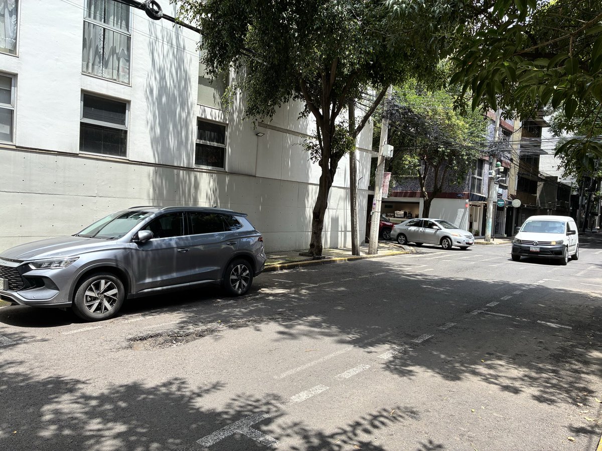 reportobachesmx's tweet photo. #orgulloBJ @AccionesBJ @LuisMendozaBJ Reporte de Bache en colonia Nápoles sobre Indiana casi esquina con Lousiana https://t.co/WvO8FAbECh
