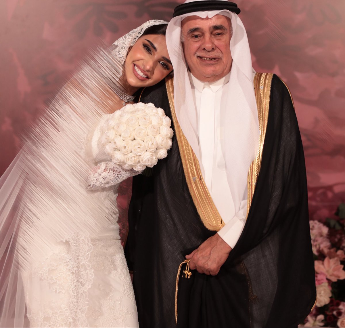 Honsweddings's tweet photo. لقطات رائعه لشادن الحديثي وعائلتها ♥️✨
#bride #weddings  #gulf_wedding #weddingday https://t.co/VONRKcnLYf