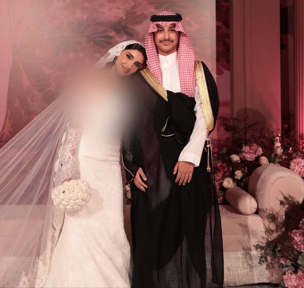 Honsweddings's tweet photo. لقطات رائعه لشادن الحديثي وعائلتها ♥️✨
#bride #weddings  #gulf_wedding #weddingday https://t.co/VONRKcnLYf