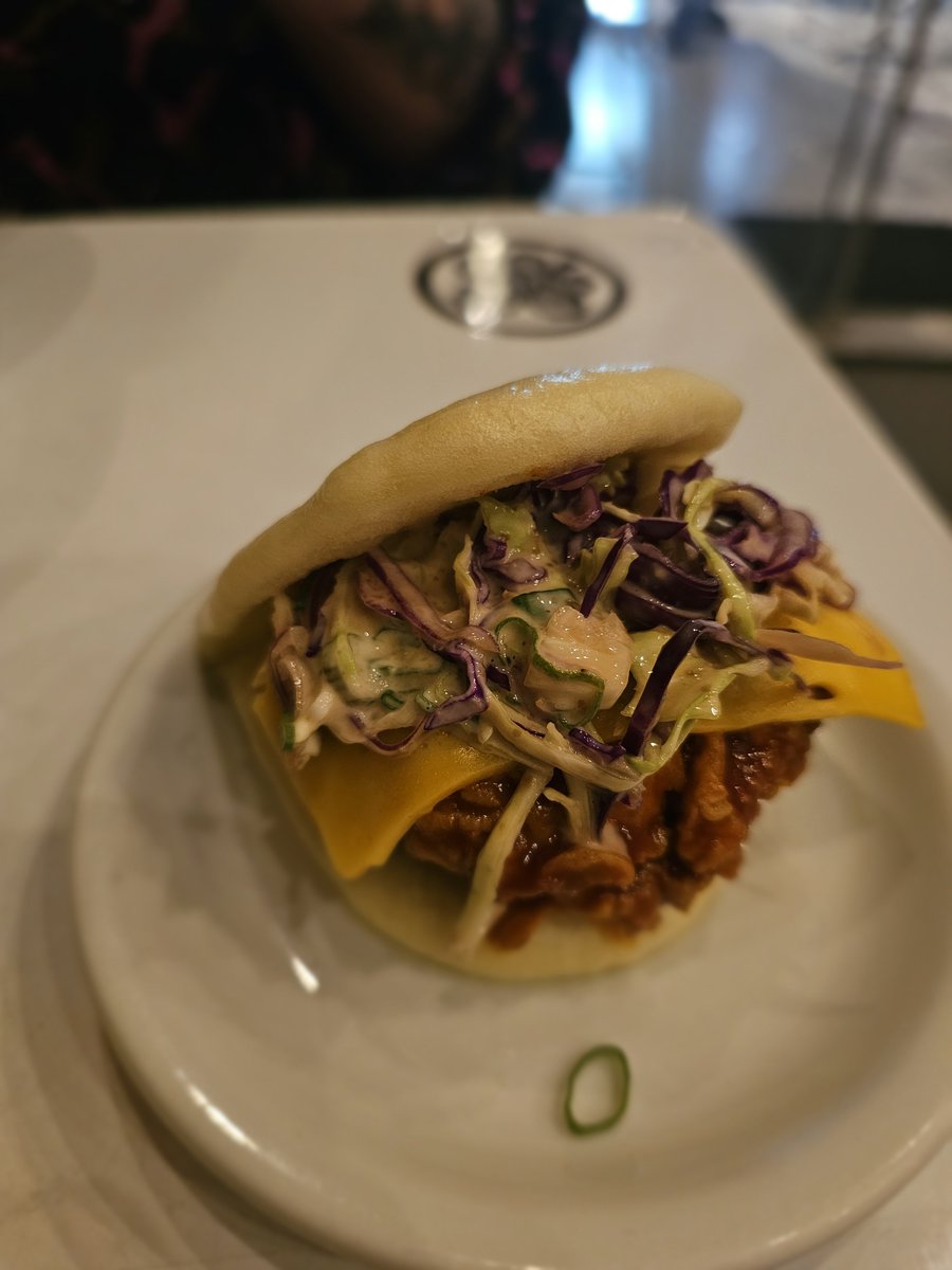 matheuslaneri's tweet photo. Pra quem for de São Paulo ali na região do Metrô Santa Cruz tem um restaurante chamado BAO HUT que eu recomendo demais. Primeira foto é porção de frango com buttermilk, segunda foto bao de frango apimentado e na terceira um kare de moela maravilhoso https://t.co/W1Xhx9qQ73