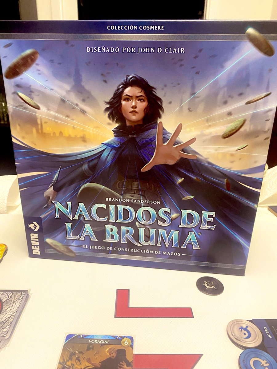 bobon_bestiajo's tweet photo. #nacidosdelabruma de @de iun deckbuilding con su chicha, porque para poder usar las cartas debes quemar metal, y tiene su punto eso de ver que metal gastas
A 4 tiene una mecánica muy singular para que no se produzca un “varios contra 1” y es que se te entrega un objetivo y eres el blanco OBLIGATORIO de los ataques. Cuando recibes un golpe, puedes pasar el objetivo, pero si te lo quedas…. Tus ataques afectarán a todos los jugadores y no sólo a uno! 😱