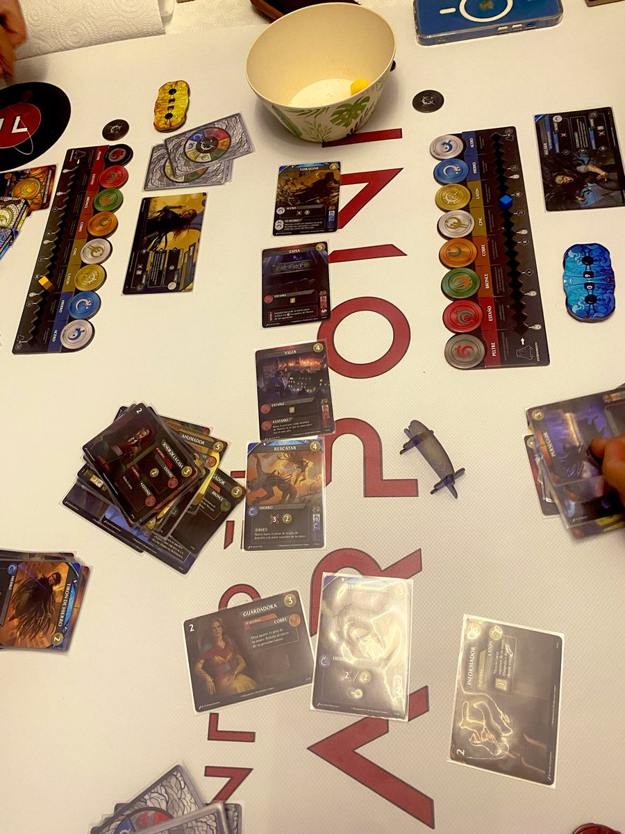 bobon_bestiajo's tweet photo. #nacidosdelabruma de @de iun deckbuilding con su chicha, porque para poder usar las cartas debes quemar metal, y tiene su punto eso de ver que metal gastas
A 4 tiene una mecánica muy singular para que no se produzca un “varios contra 1” y es que se te entrega un objetivo y eres el blanco OBLIGATORIO de los ataques. Cuando recibes un golpe, puedes pasar el objetivo, pero si te lo quedas…. Tus ataques afectarán a todos los jugadores y no sólo a uno! 😱